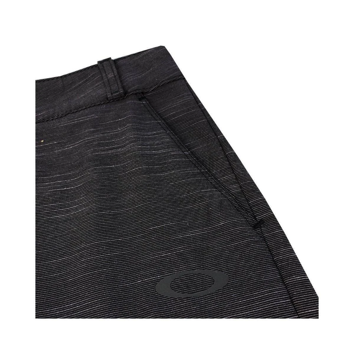 Bermuda Híbrida Oakley Blade Blackout Masculina 4 Bermuda Híbrida Oakley Blade Blackout Masculina - Image 2